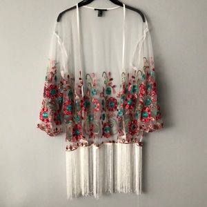 🌸 Sheer embroidered fringe top 🌸